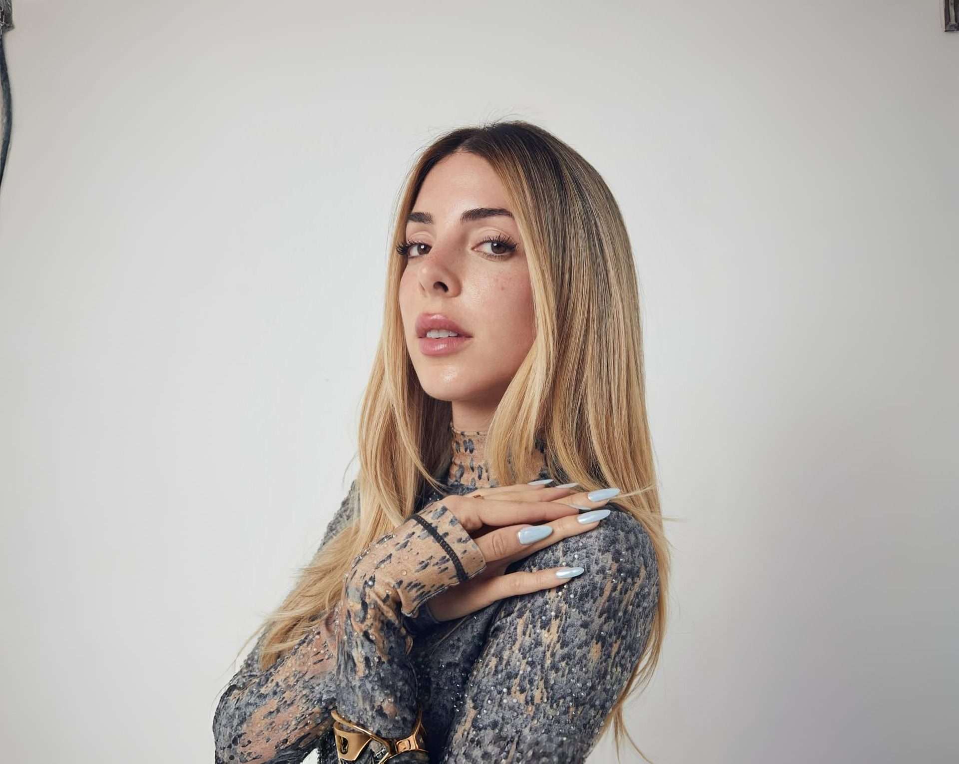 Corina Smith muestra su nuevo sonido en 'Quédate esta noche'