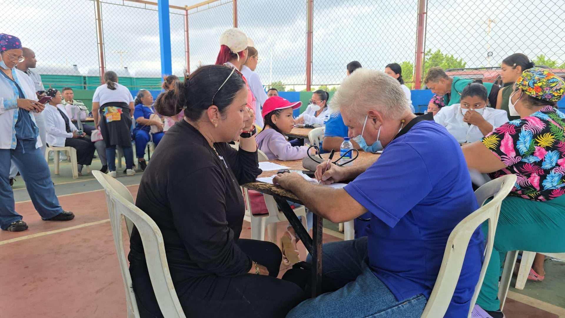 Afectados por la explosión en el Zulia reciben atención