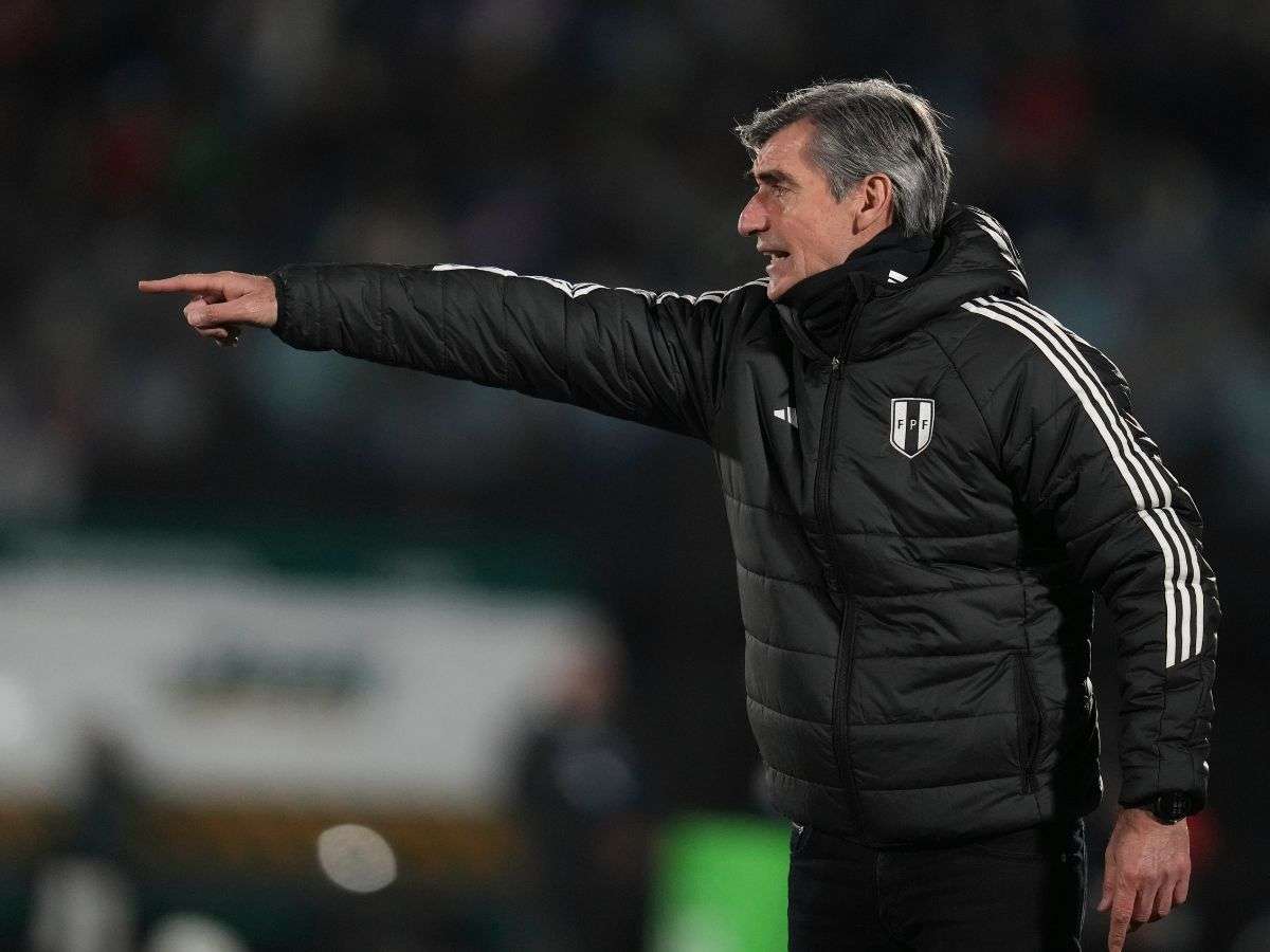 Perú despide a su técnico Óscar Ibáñez tras eliminación