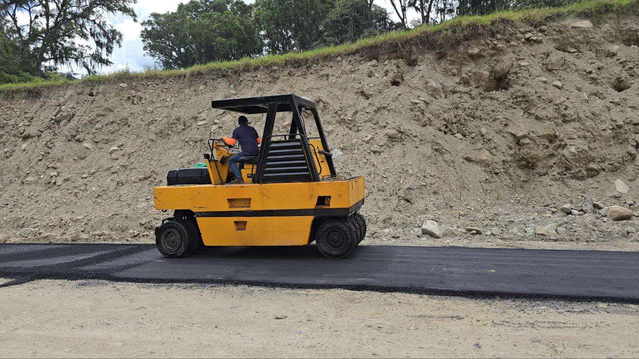 Paso intermitente por la carretera Trasandina en el sector La Ceibita