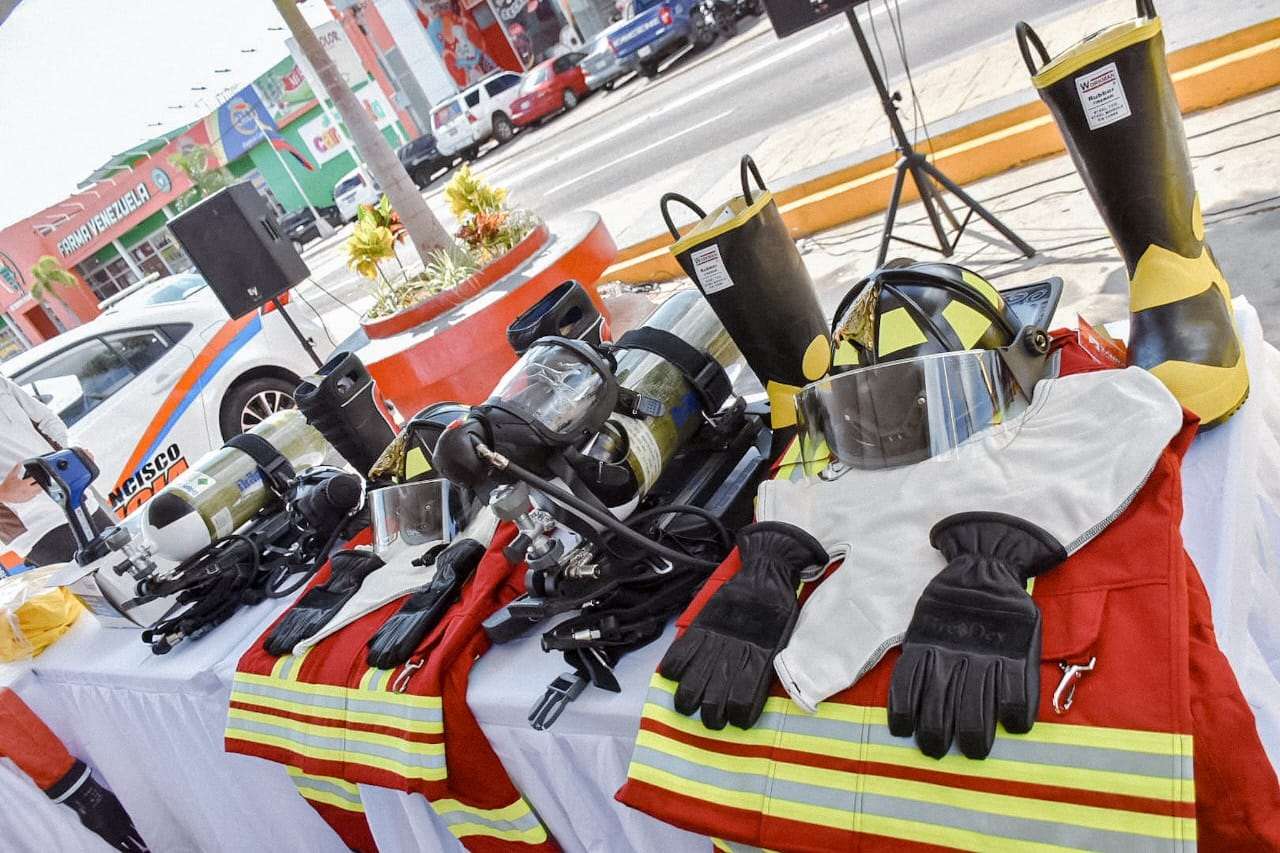 Trajes especiales y equipos para rescate recibieron bomberos de San Francisco