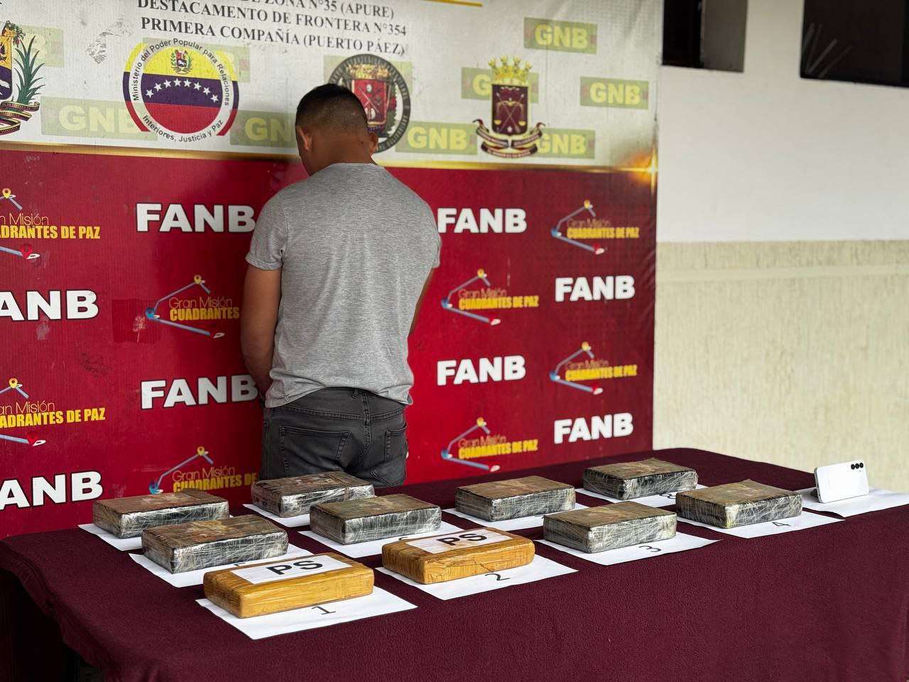 Agarraron a un hombre con 10 panelas de cocaína en Apure