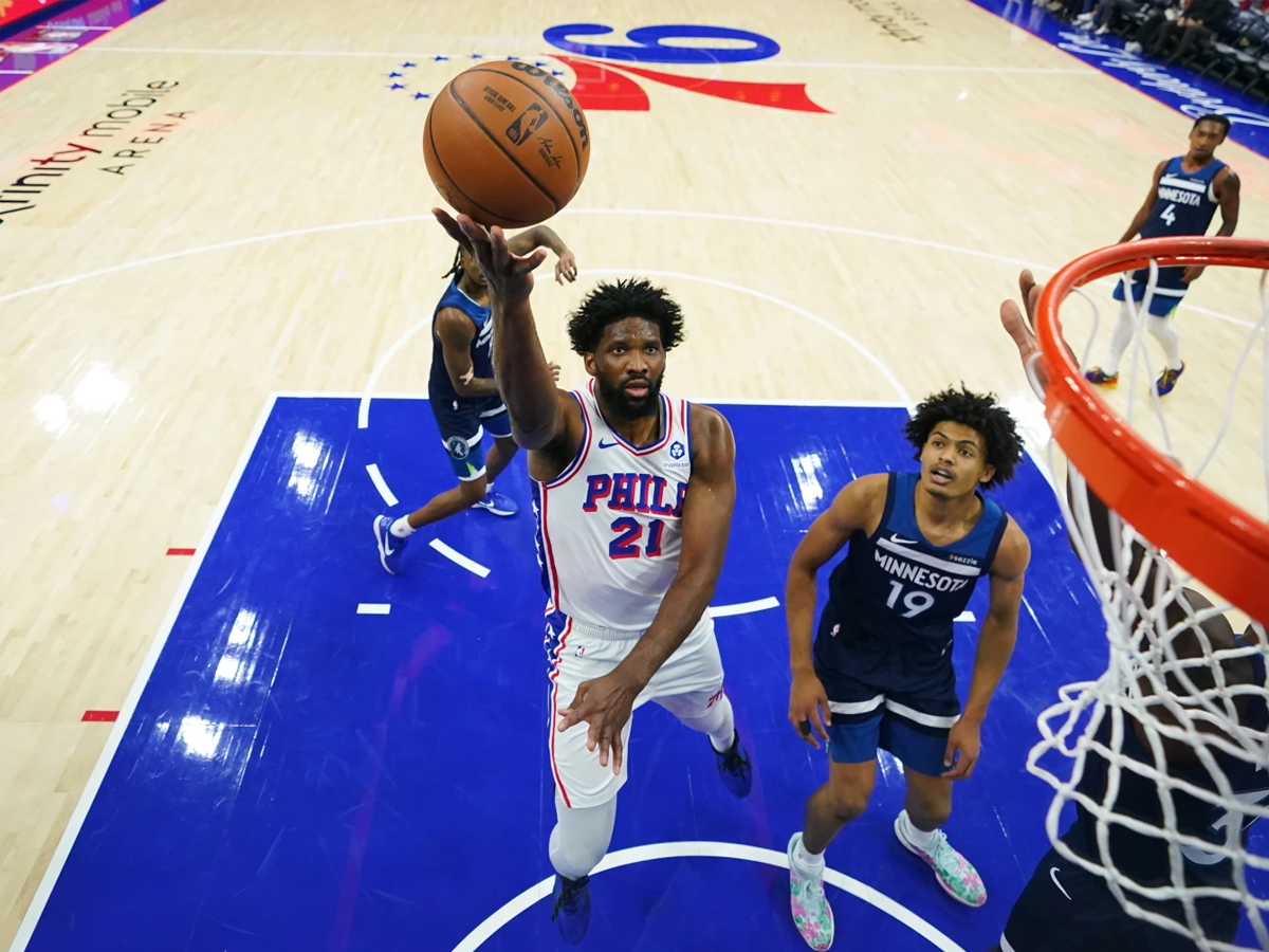 Joel Embiid regresó a la duela con los 76ers