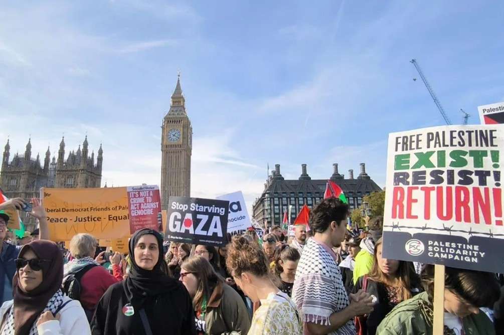 Miles de personas marchan a favor de Palestina en Londres