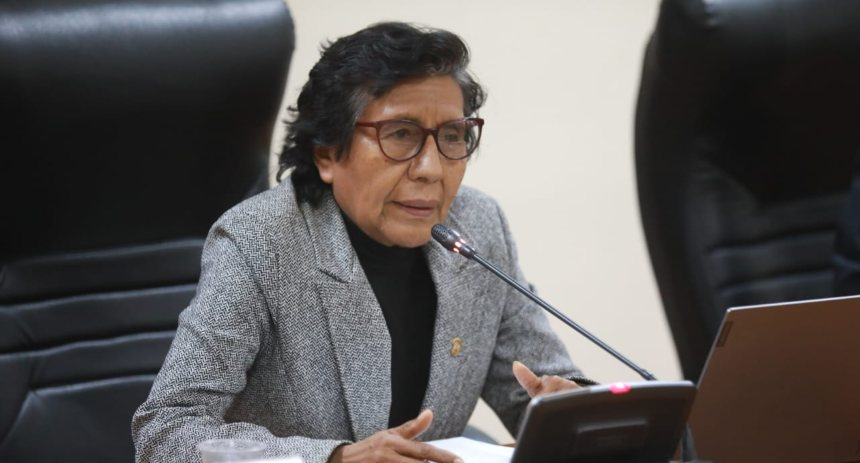 Escándalo en Perú, investigan a una congresista que obligó a su asesor a cortarle las uñas de los pies en pleno despacho