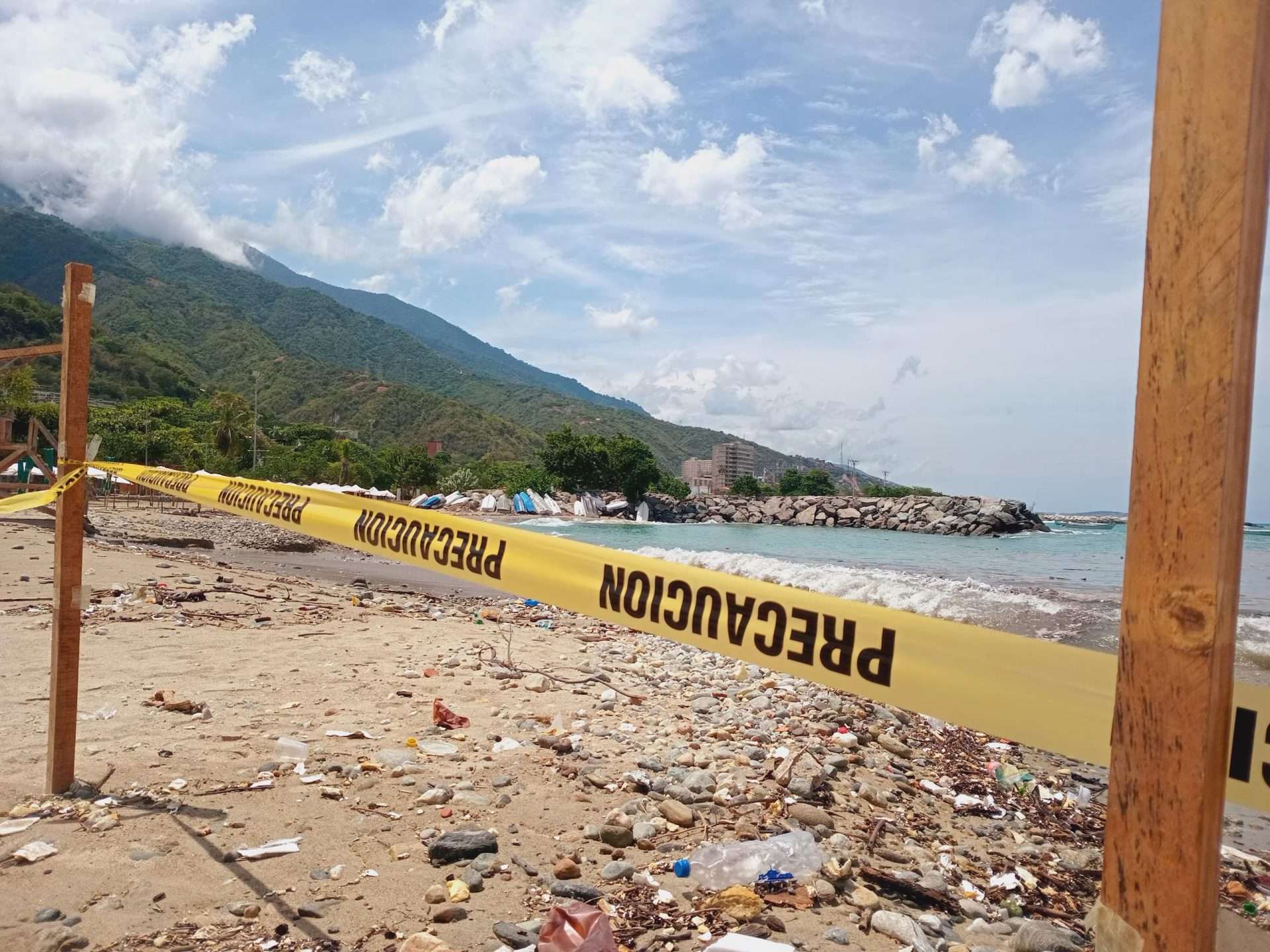 Mar de fondo deja daños y mantiene suspendidas las actividades playeras