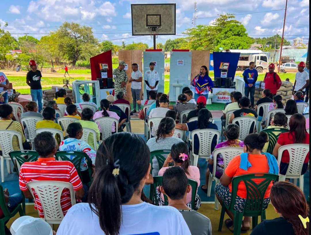 Dan materiales para reparar viviendas dañadas por el agua en Guayabal