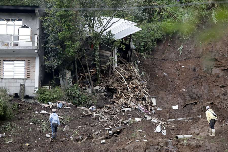 Subieron a 64 los muertos por lluvias torrenciales en México