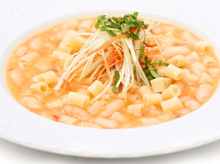 Sopa de caraotas blancas al ají dulce