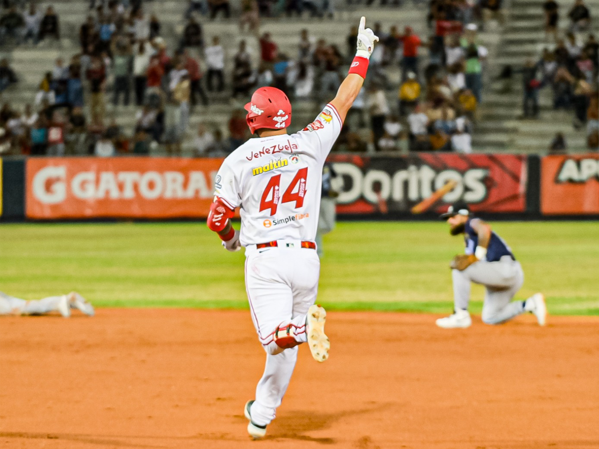 Ravelo a la historia de Cardenales con su hit 300