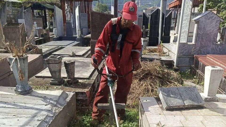 Regiones limpian y embellecen cementerios previo al día de los difuntos