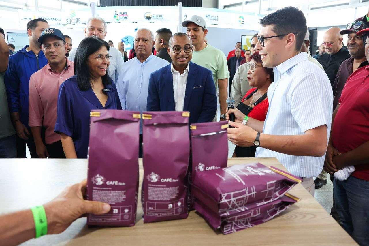 Vicepresidenta destaca productos municipales en Expo Sucre 2025