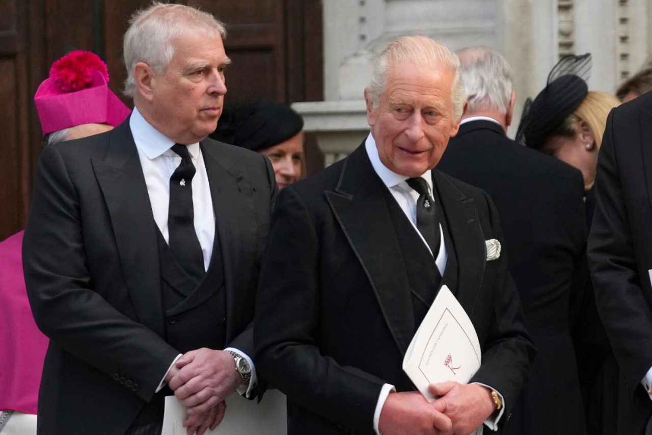 El rey Carlos III retira todos los títulos y honores a su hermano Andrés Mountabatten