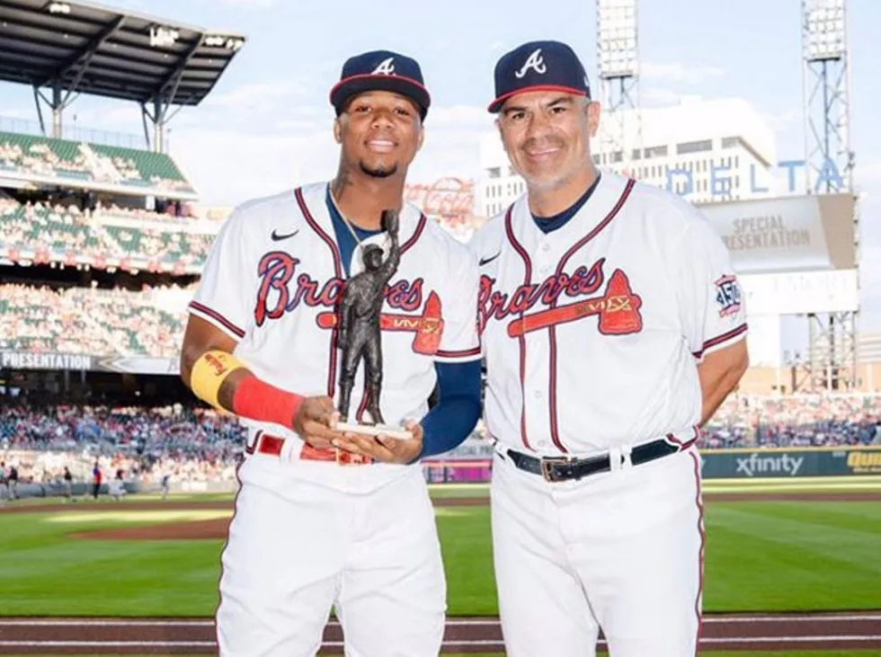 Eduardo Pérez se mantendrá como coach en MLB