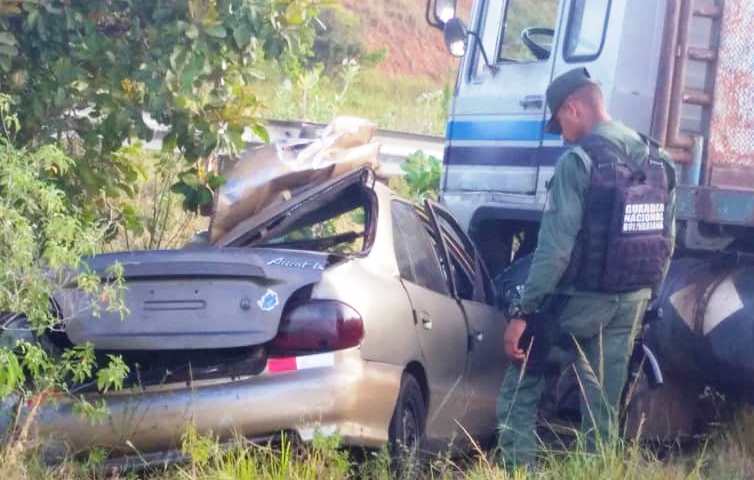 Dos bebés y tres adultos mueren tras ser embestido por gandola el carro donde viajaban