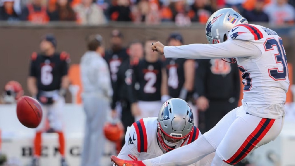 ¡Histórico! El novato venezolano Andrés Borregales es designado jugador de la semana en NFL