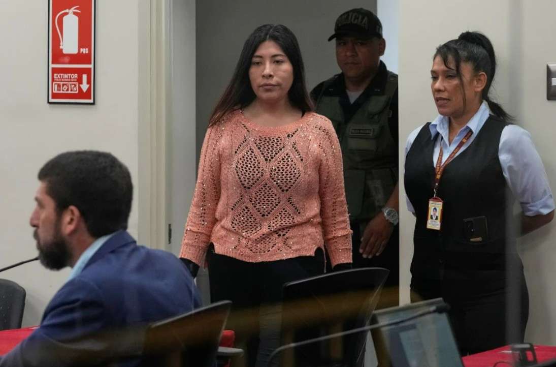 Dictan prisión contra ex primera ministra peruana asilada por México