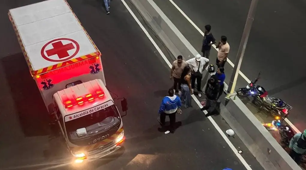 Motorizado sobrevive milagrosamente tras ser dado por muerto en un accidente en Catia