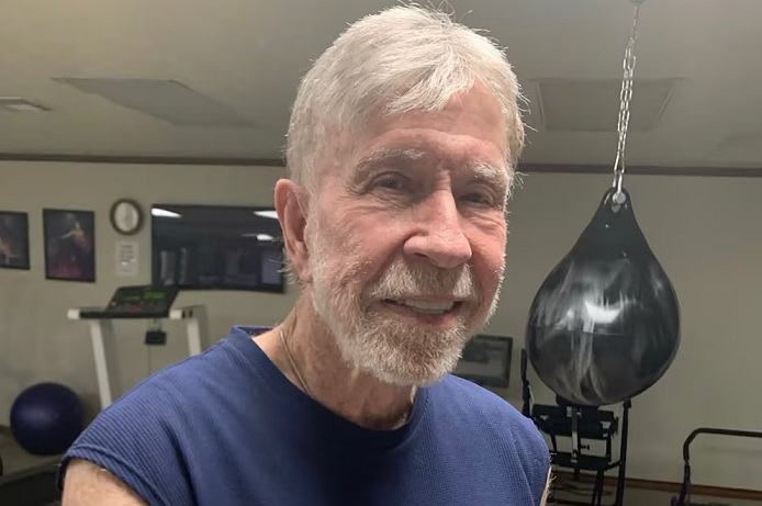 Chuck Norris sorprende a los 85 años con una transformación física que desafía el paso del tiempo