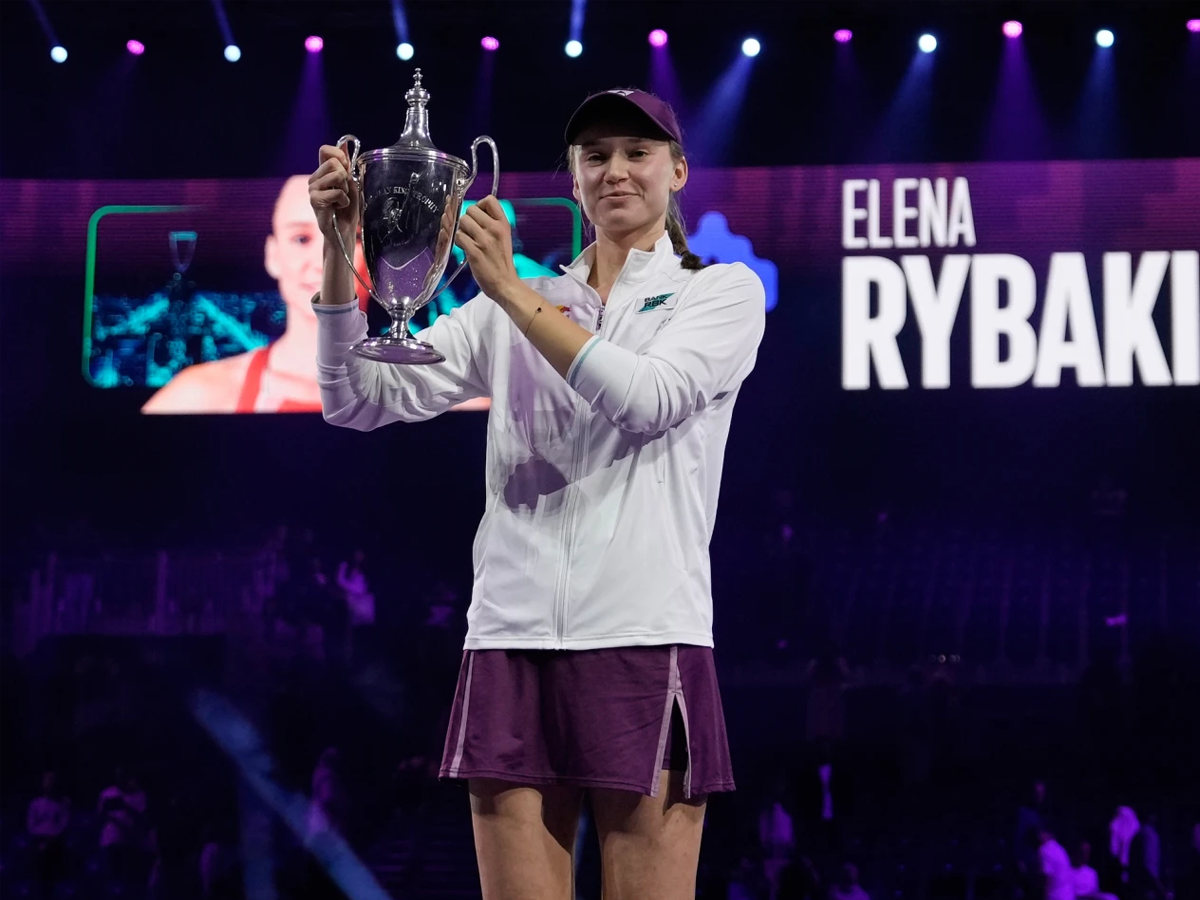 Rybakina se impuso a Sabalenka en la definición del WTA Finals