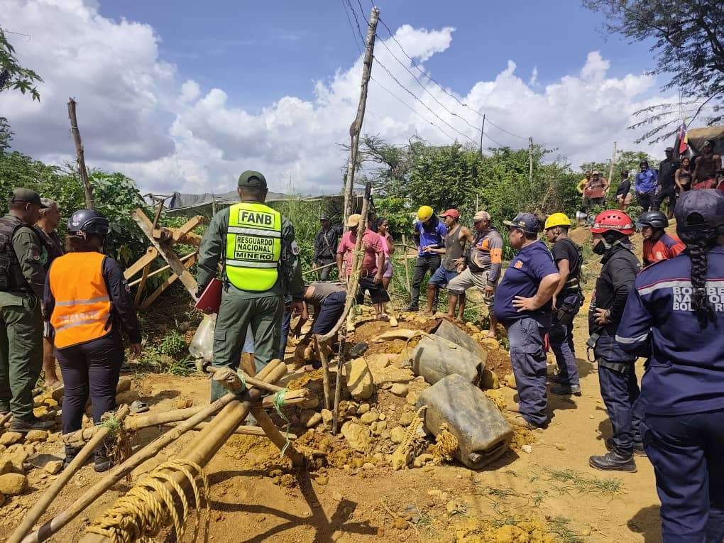 Rescatan con vida a dos mineros atrapados en mina de El Callao 