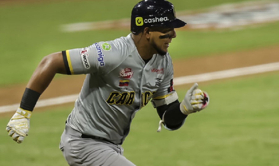 Los Leones del Caracas derrotaron a Navegantes de Magallanes y logran su quinto al hilo