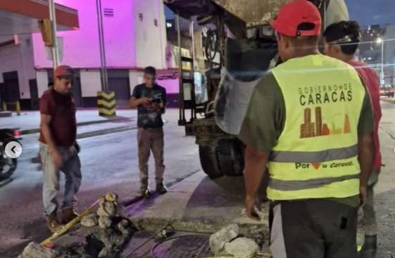 Ejecutan mejoras de vías e infraestructuras en parroquias de Caracas