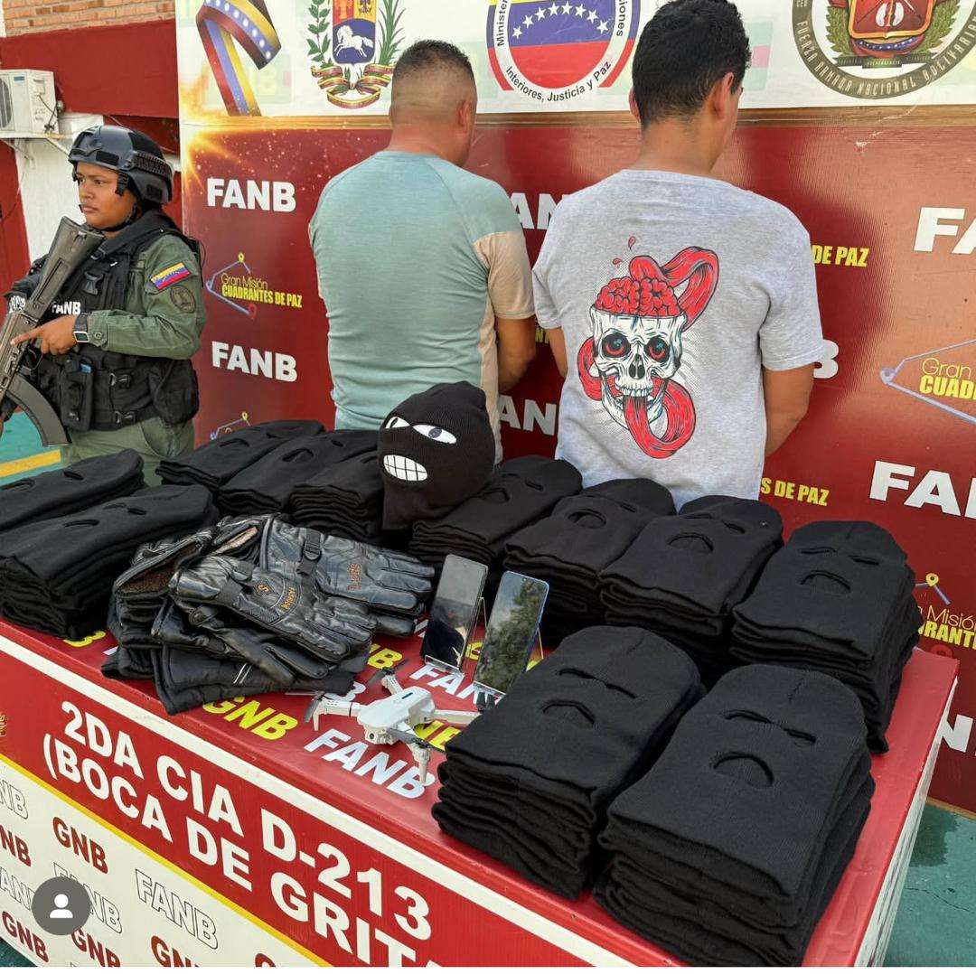 Atraparon a dos con 143 pasamontañas