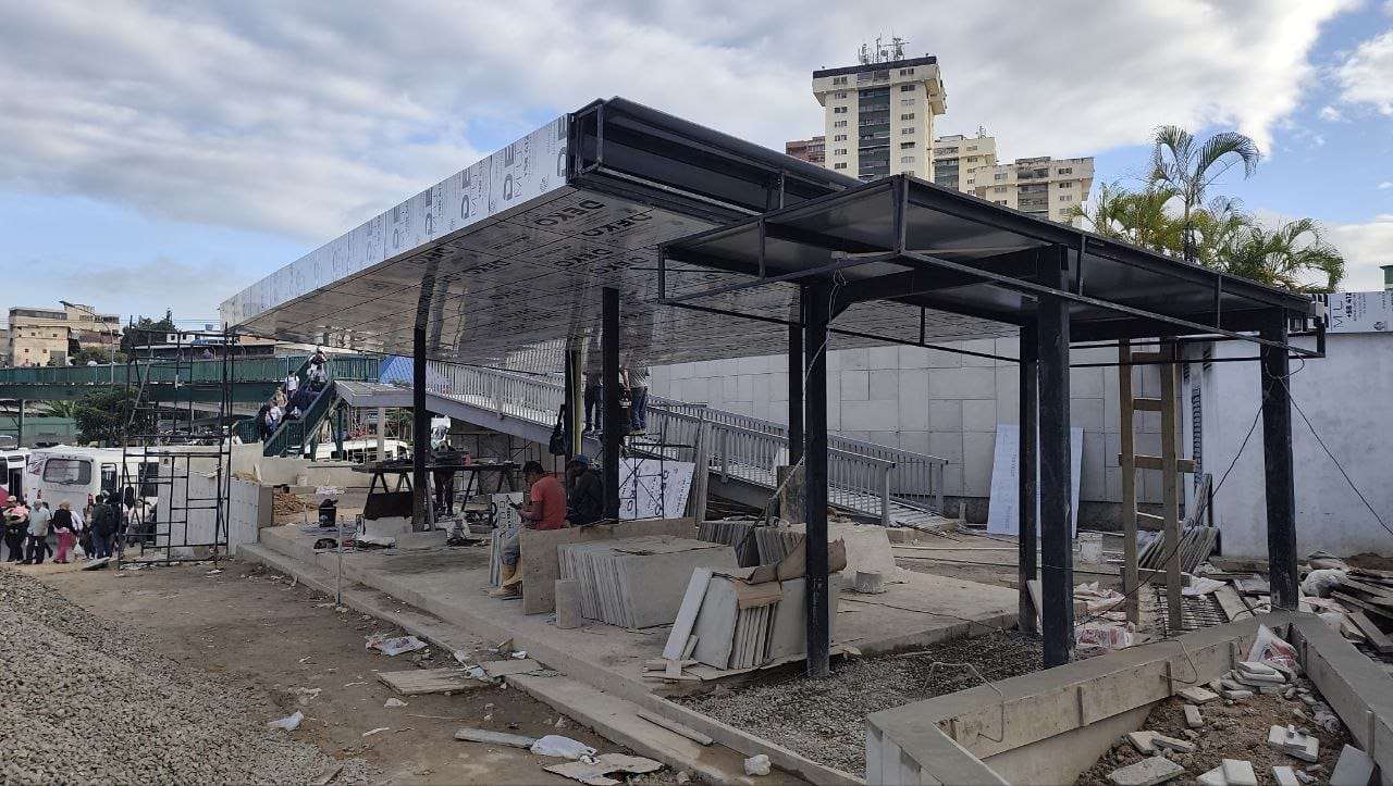 Supervisan construcción de terminal en Los Teques