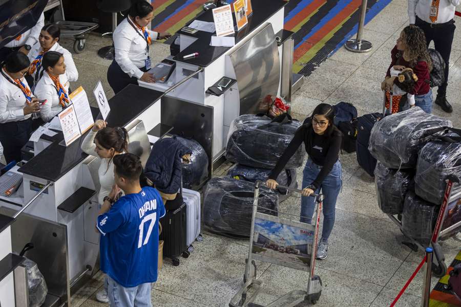 IATA pide a Venezuela a reconsiderar revocación de permisos a aerolíneas