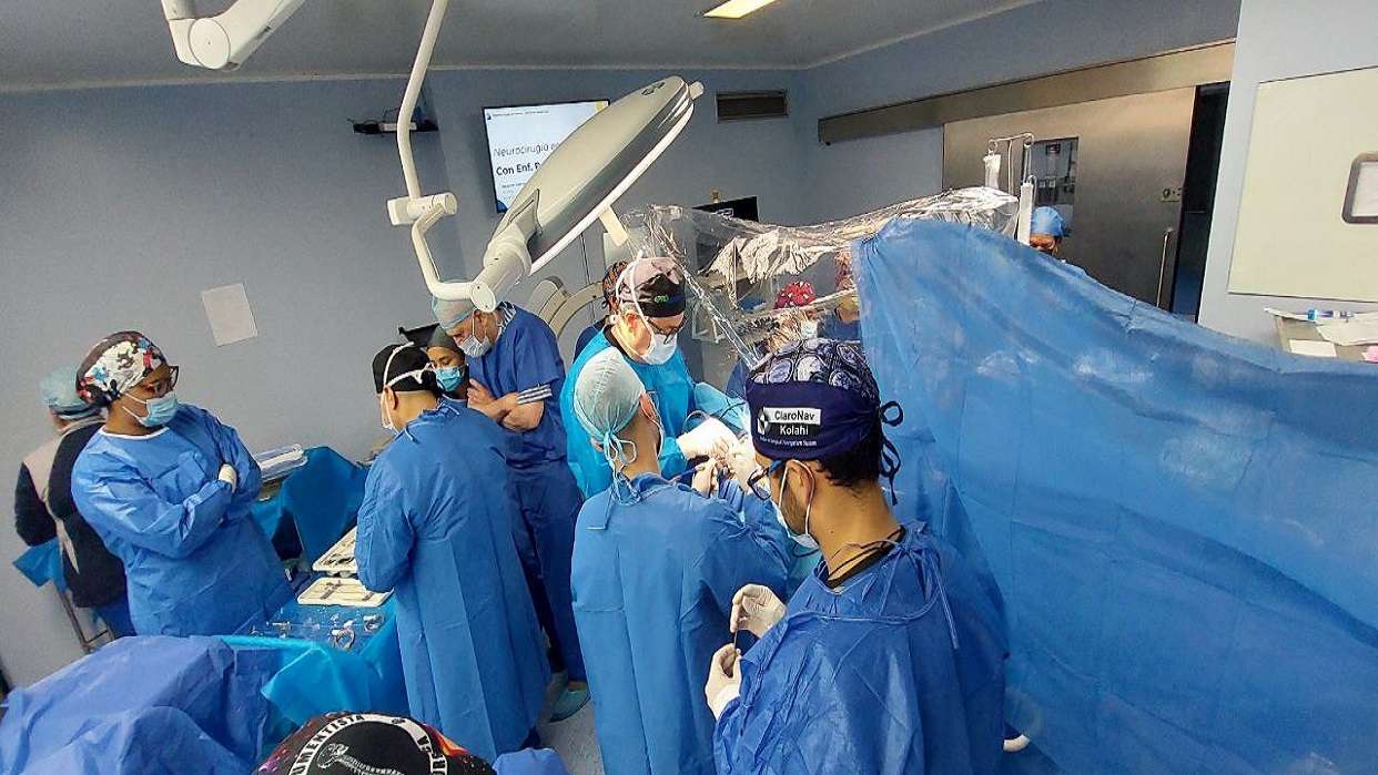 Realizan cirugía de estimulación cerebral a paciente con Parkinson en el Vargas