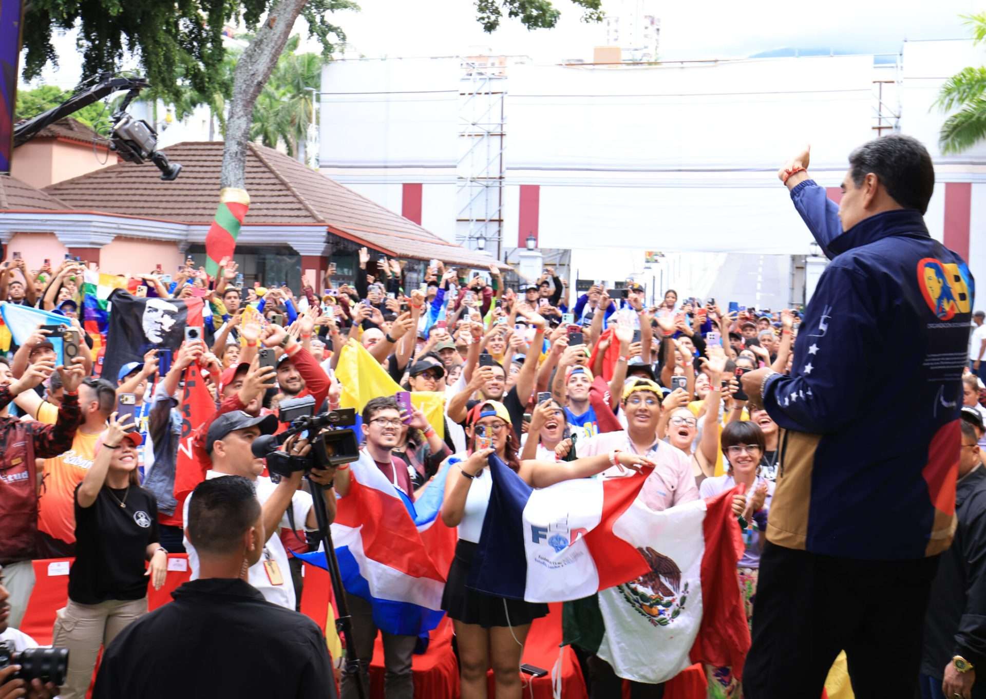 Maduro aspira a un ejército de batas blancas de 100 mil médicos integrales