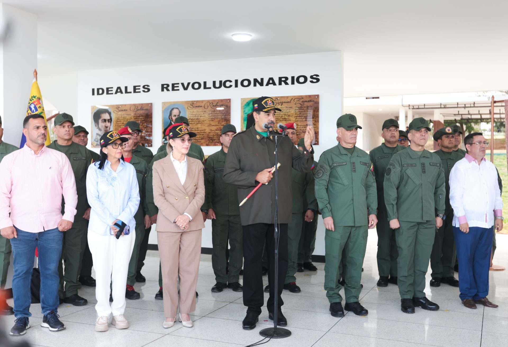 Maduro: la FANB debe transmitir su doctrina al pueblo