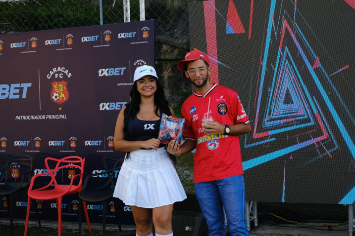 Regalos exclusivos, encuentro con ídolos y un quiz lleno de emoción: Caracas FC y 1xBet hicieron vibrar a la afición en el cierre de temporada