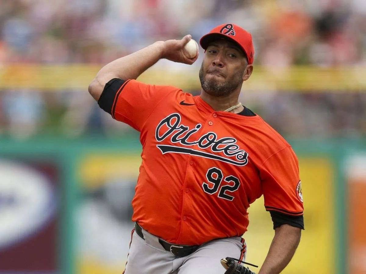 Albert Suarez regresa a los Orioles de Baltimore