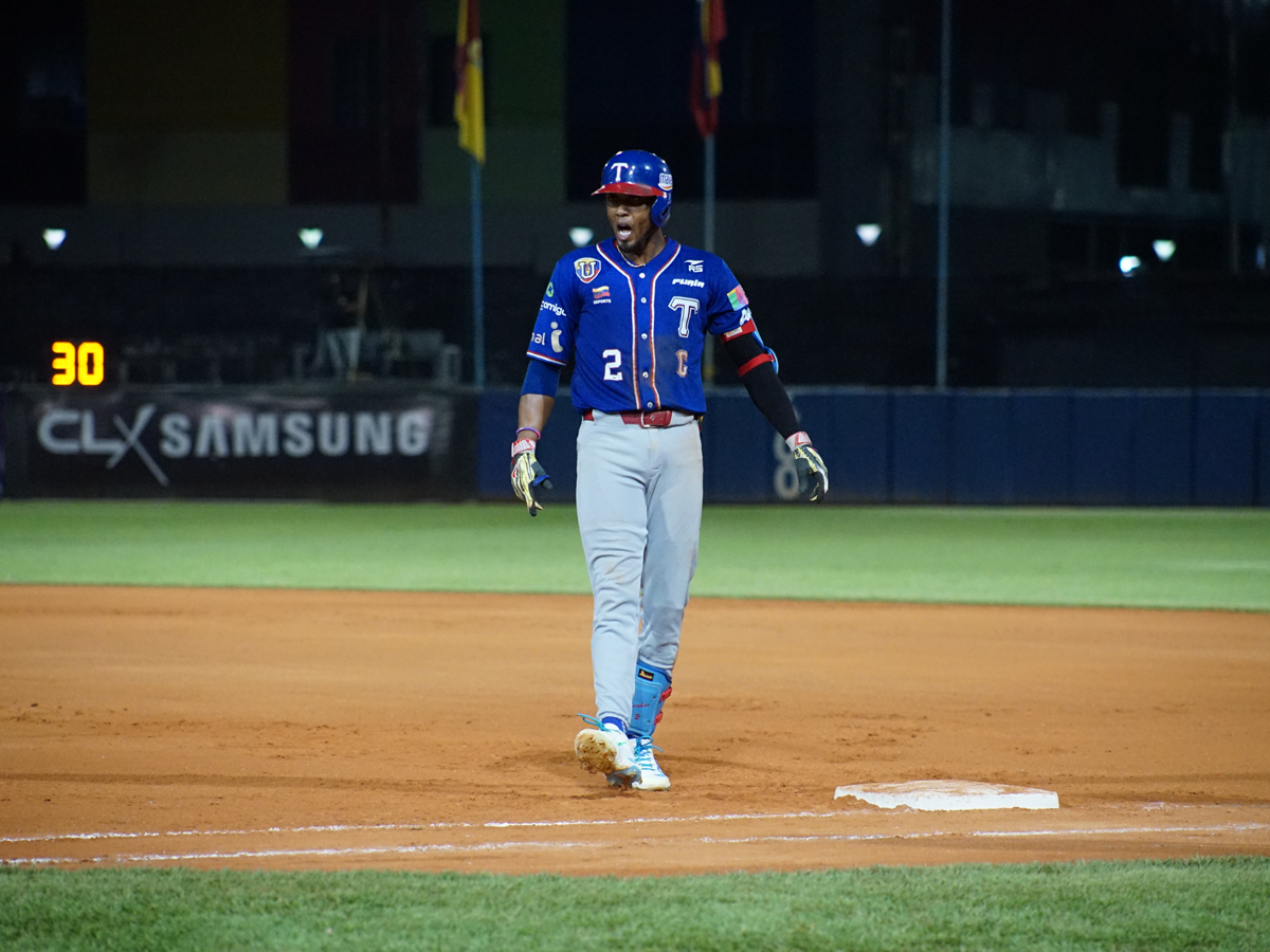 Alcides Escobar pone a lucir su veteranía con Tiburones