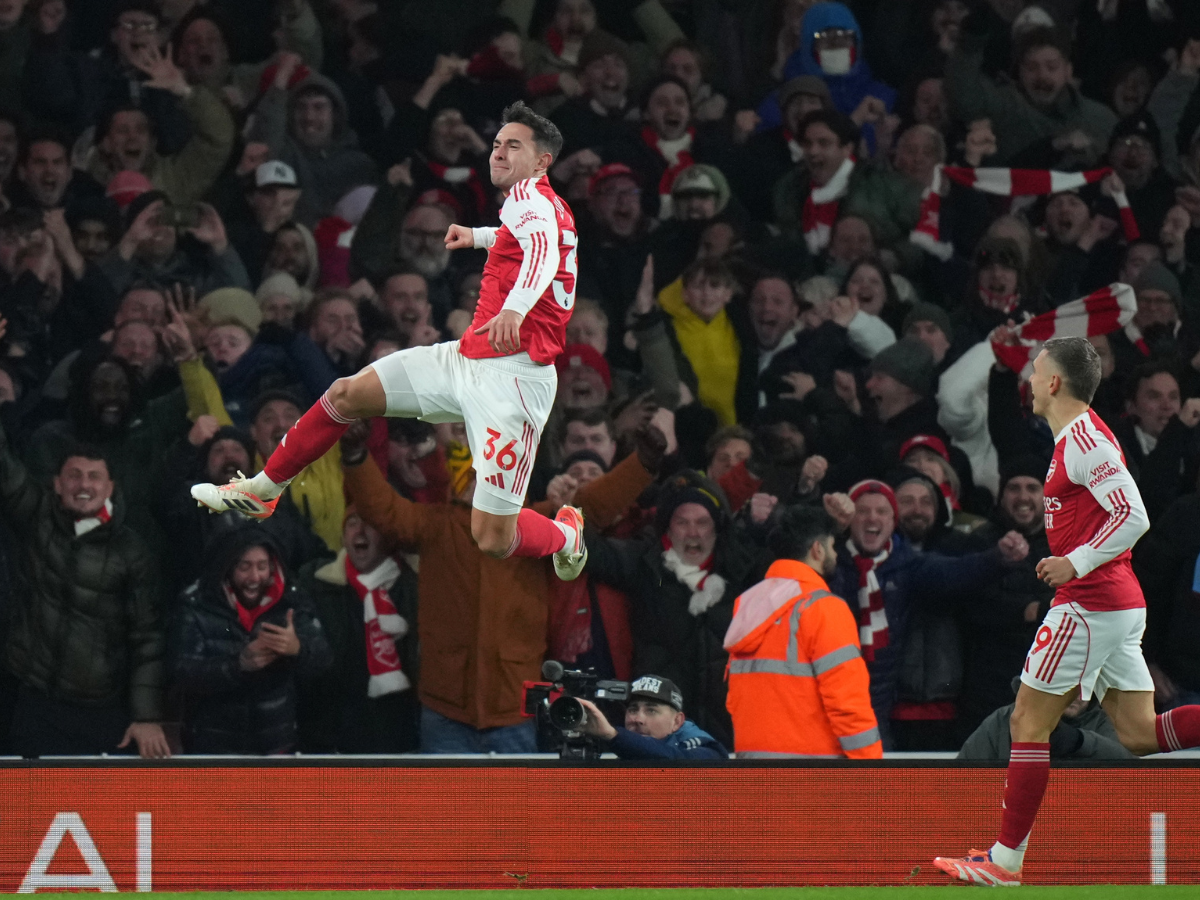 Arsenal goleó al Aston Villa y culmina el año como líder
