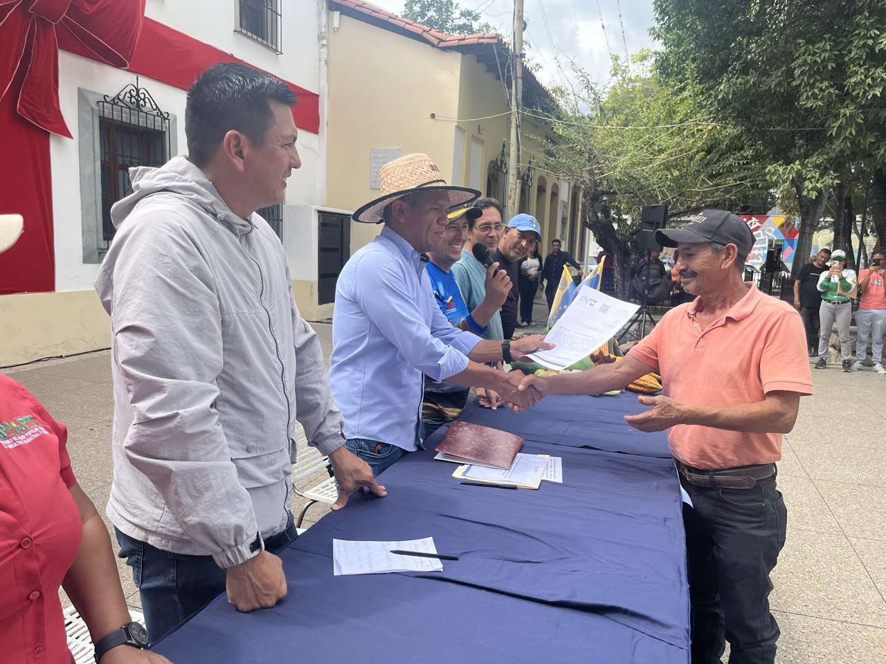 Productores campesinos de Guarenas reciben instrumentos agrarios