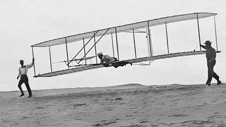 el primer vuelo de los hermanos Wright y el nacimiento de la aviación moderna
