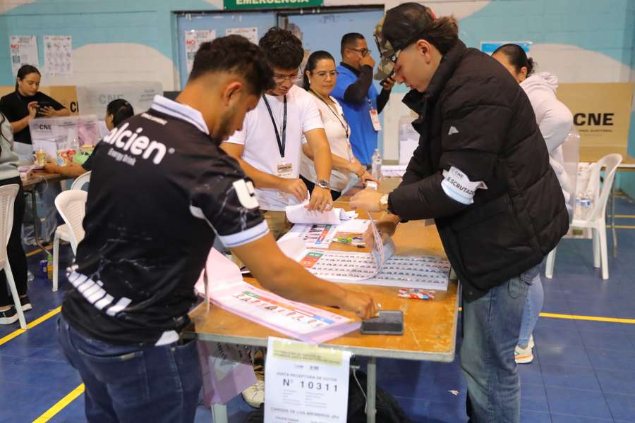 Congreso hondureño rechaza validar proceso electoral y denuncia golpe en curso