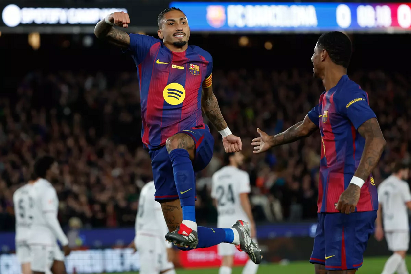 Raphinha rescata al Barcelona con doblete ante Osasuna y afianza el liderato