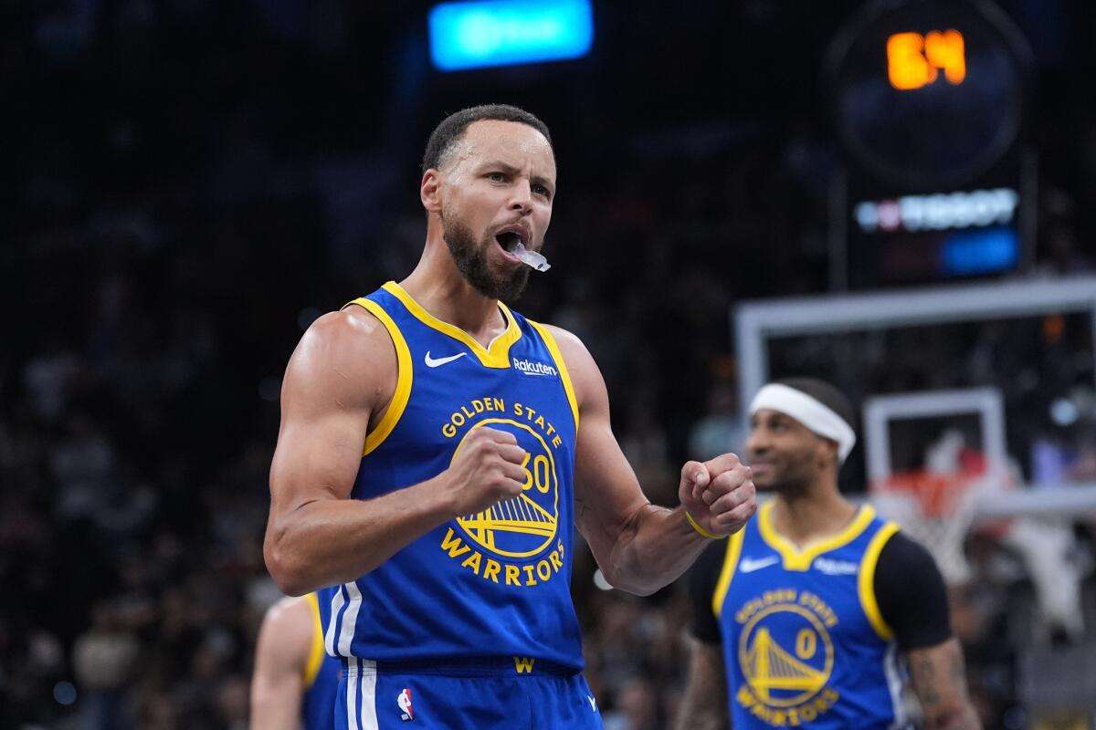 Curry y Butler brillan en victoria navideña de Warriors