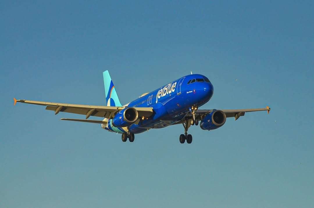 Avión militar gringo casi choca con uno de JetBlue en Curazao