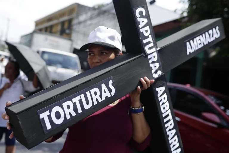 Periodista de CBS denuncia censura de reportaje sobre megacárcel en El Salvador
