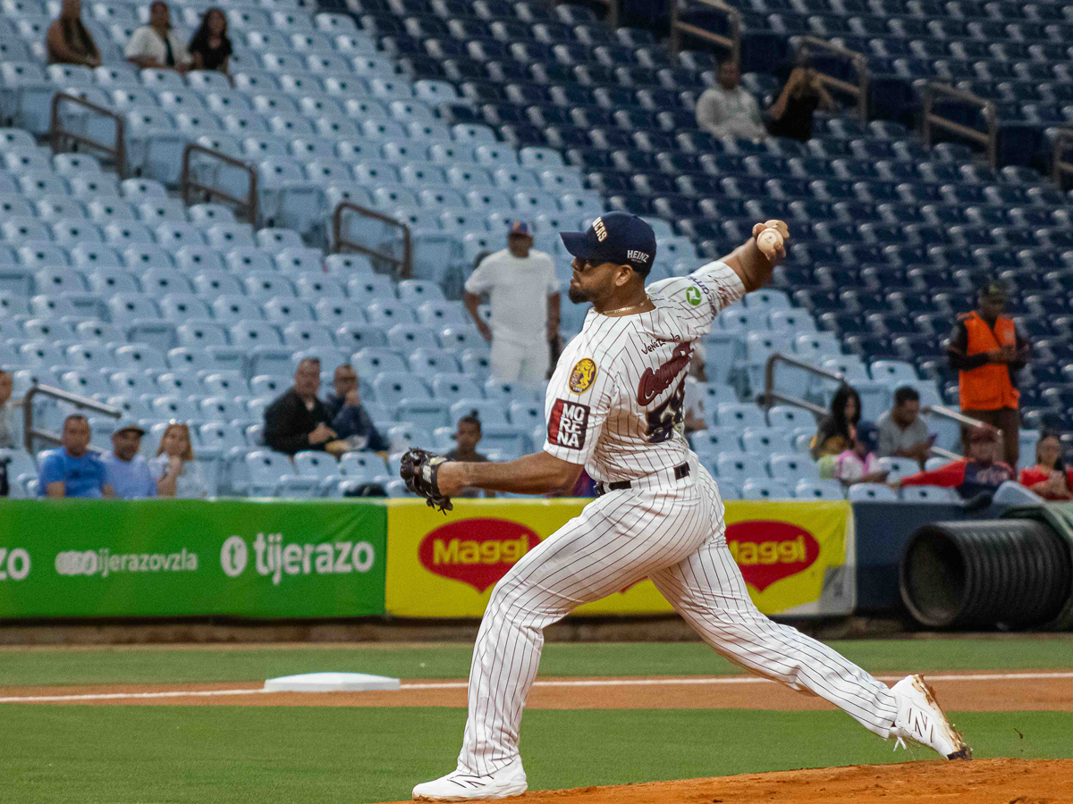 Wilmer Font saca la cara por el pitcheo de Leones