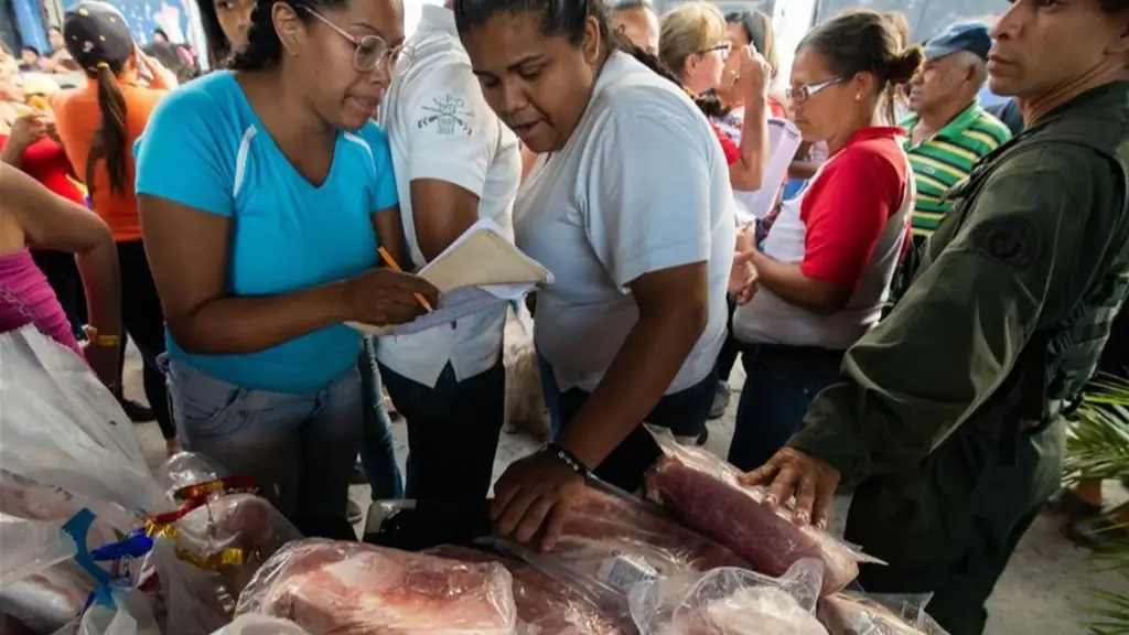 Entregan combo hallaquero y pernil a empleados públicos