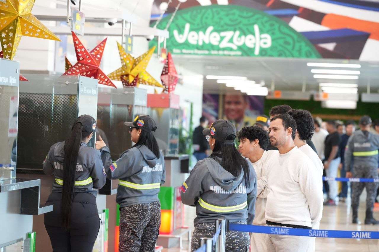 Arriban a Venezuela 218 migrantes en vuelo proveniente de EEUU
