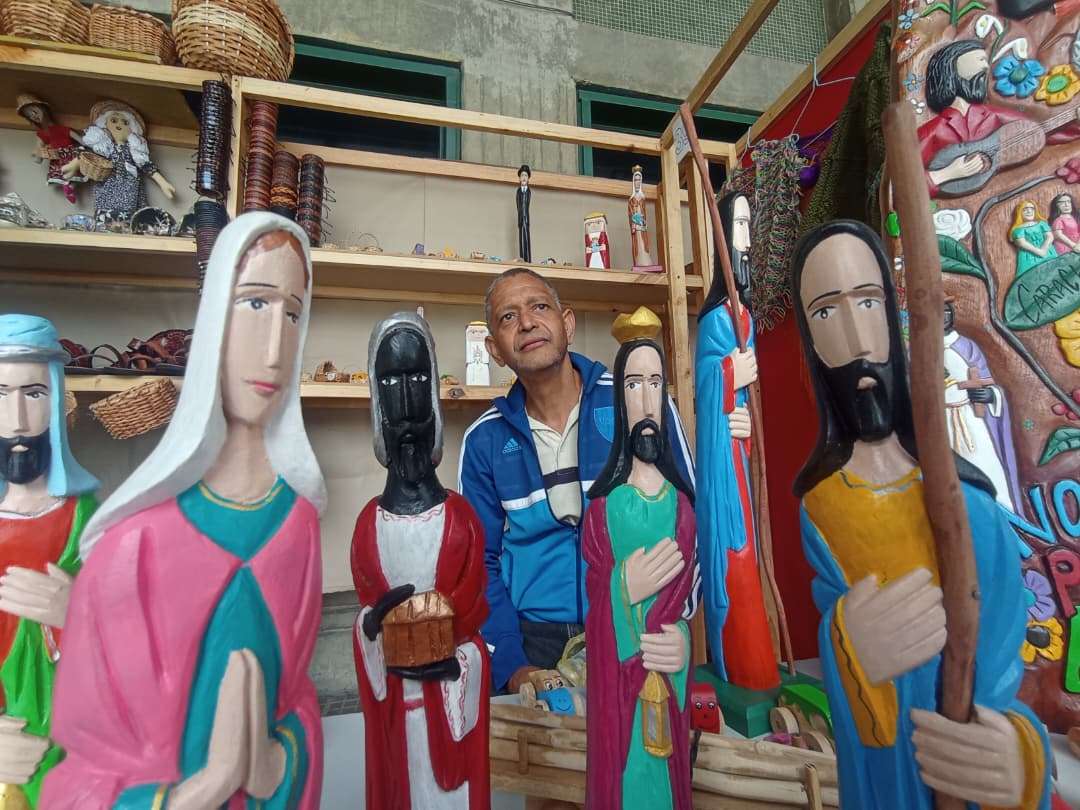 Cultura ancestral se entrega como regalo navideño en la Feria Nacional de Artesanía