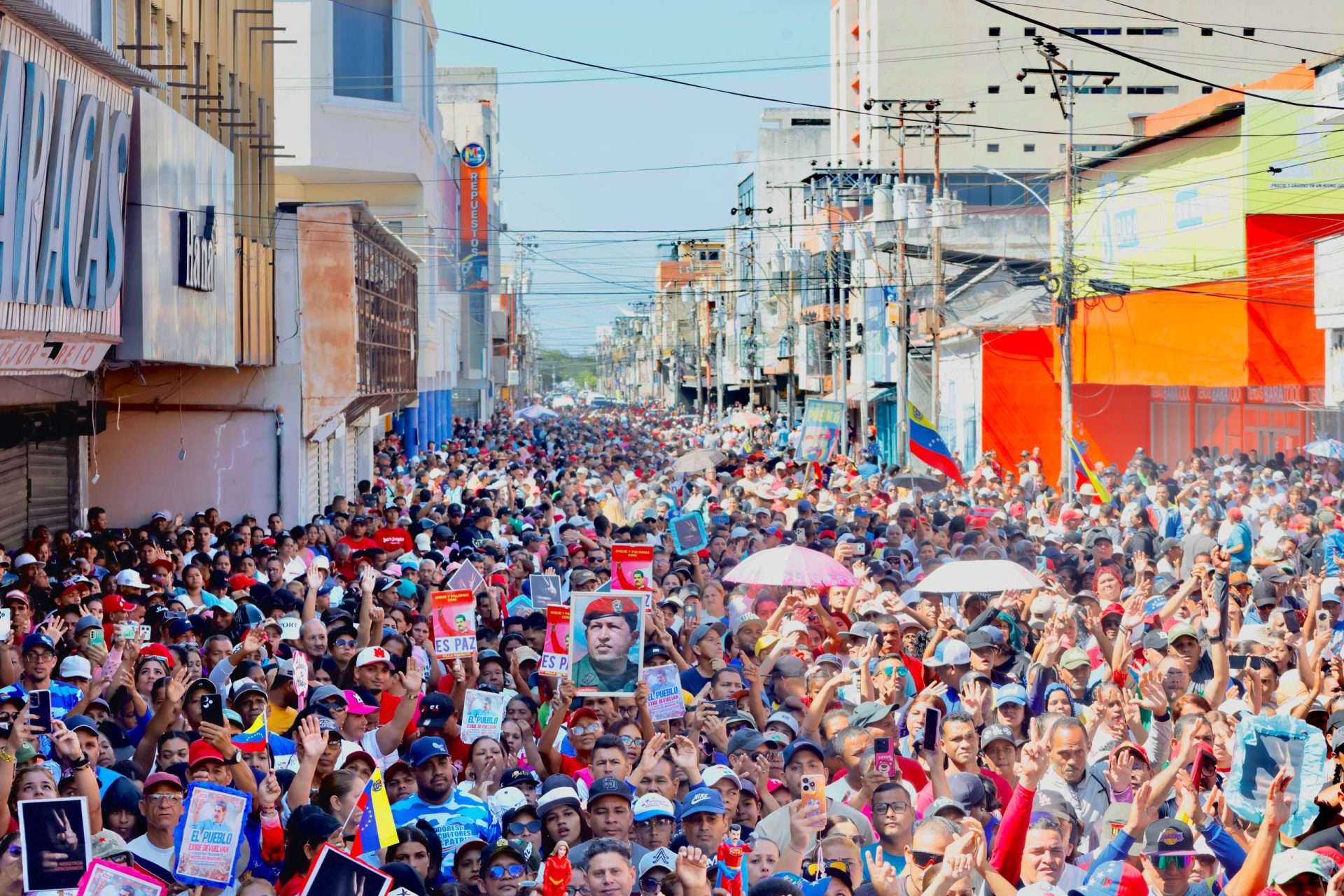 El pueblo sigue en las calles exigiendo liberación del presidente Maduro y Cilia Flores