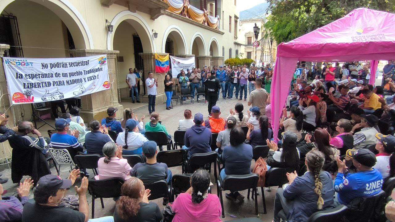 Venezolanos continúan en la calle exigiendo el regreso de Maduro